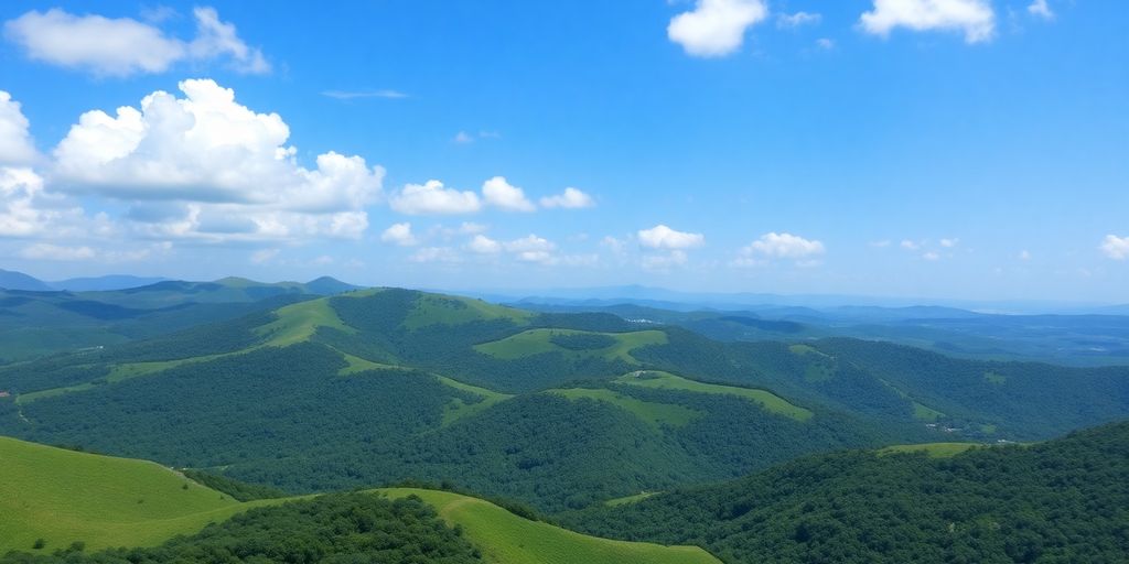Landschaft mit blauen Himmel und grünen Hügeln.